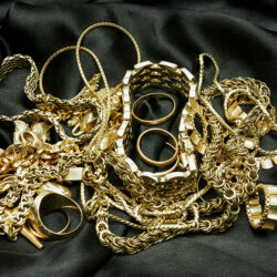 goldschmuck-auf-schwarzer-seide goldschmuck-auf-schwarzer-seide